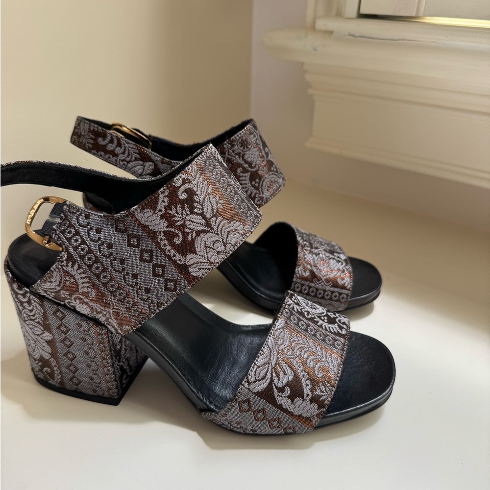 Vero Cuoio Elegant Brown and silver blue Women's Sandals, size EUR 39, US 9M.